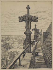 28670 Gezicht op de balustrade van het koor van de Domkerk te Utrecht met enkele kruisbloemen en een pinakel en ...